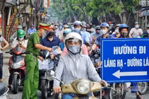Ùn ùn phương tiện tại chốt kiểm soát ngày đầu Hà Nội siết chặt lí do ra đường