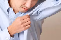 Mùi hôi nách do tuyến mồ hôi nhiều axit béo