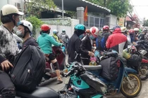 Cả nghìn người dân đi xe máy rời TP.HCM về quê nhưng được vận động ở lại