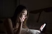 Sử dụng điện thoại ban đêm có gây ung thư vú?