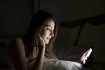 Sử dụng điện thoại ban đêm có gây ung thư vú?