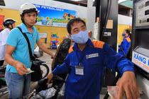 Giá xăng tăng mạnh nhất 8 tháng
