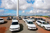 Đoàn xe Volkswagen chinh phục cánh đồng quạt gió khổng lồ.