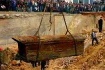 Khai quật mộ cổ, đoàn khảo cổ vừa vén tấm vải che hài cốt liền hét: Nguy hiểm, chạy mau!