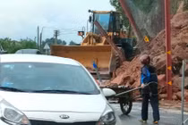 Mưa lớn làm nhiều nơi ở Nghệ An ngập sâu, sạt lở