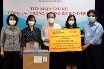 Đại diện Tập đoàn T&T Group và Ngân hàng SHB trao tặng 2 triệu kit xét nghiệm nhanh Covid-19 cho lãnh đạo Ủy ban Mặt trận Tổ quóc Việt Nam TPHCM và Sở Y tế TPHCM.