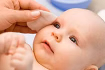  Con suýt mù do mẹ rửa mắt bằng lá