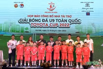 Nhà tài trợ tặng áo đấu cho đại diện các cầu thủ tham dự giải.