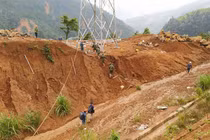 Gùi lương thực, vượt rừng khẩn cấp tiếp tế 3.000 hộ dân bị cô lập ở Quảng Nam