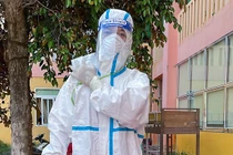 Lý do đội lấy mẫu tâm dịch Bắc Giang đeo túi đá trên người suốt ngày đêm