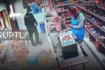 Tên cướp bịt mặt tấn công nhân viên nhưng bị chống trả quyết liệt