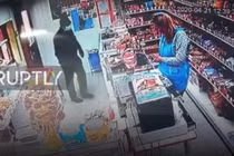 Tên cướp bịt mặt tấn công nhân viên nhưng bị chống trả quyết liệt