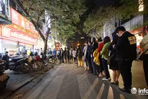 Người dân Hà Nội xếp hàng từ 1h sáng chờ mua vàng ngày Thần Tài