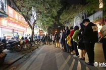 Người dân Hà Nội xếp hàng từ 1h sáng chờ mua vàng ngày Thần Tài