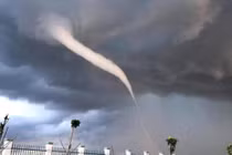 Làm gì để tránh thiệt hại khi gặp giông lốc