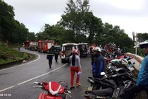 Xe khách rơi trên đèo Hải Vân, 21 sinh viên bị nạn