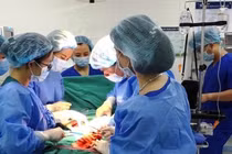 Khen thưởng các bác sĩ cứu sống sản phụ và thai nhi bị vỡ tử cung thai kỳ