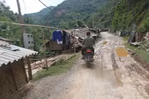 “Lốc trắng” dưới đỉnh Pù Lôm