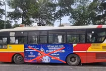Xe buýt của Công ty Bảo Yến Bus quảng cáo trang web cá độ bóng đá. Ảnh: Báo Giao thông.