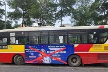 Xe buýt của Công ty Bảo Yến Bus quảng cáo trang web cá độ bóng đá. Ảnh: Báo Giao thông.