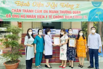 Chung tay hỗ trợ các pháo đài tuyến đầu chống dịch Covid-19. Ảnh: Trao quà tại Bệnh viện Nhi đồng 2. 