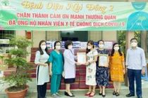Chung tay hỗ trợ các pháo đài tuyến đầu chống dịch Covid-19. Ảnh: Trao quà tại Bệnh viện Nhi đồng 2. 