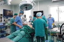 Cho ngừng tim, ngừng thở để cắt u trung thất