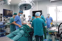 Cho ngừng tim, ngừng thở để cắt u trung thất