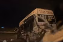 Xe khách 16 chỗ hư hỏng nặng, tài xế tử vong tại chỗ.
