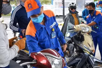 Giá xăng tiếp tục tăng gần 400 đồng/lít