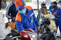 Giá xăng tiếp tục tăng gần 400 đồng/lít