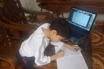 Học sinh Hà Nội tiếp tục học trực tuyến. Ảnh minh họa.