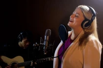 Tùy viên Văn hóa tại Đại sứ quán Mỹ tại Hà Nội Kate Barlett hát "Bụi phấn" chúc mừng các nhà giáo Việt Nam (Ảnh: Đại sứ quán Mỹ).