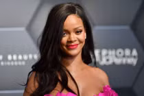 Rihanna là cái tên đã trở nên nổi tiếng trên toàn cầu với vai trò là một ca sĩ/nhạc sĩ từng có nhiều sản phẩm đứng trên các bảng xếp hạng âm nhạc lớn.