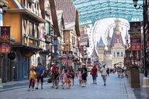 Du khách dạo chơi trên Đại lộ Châu Âu, Công viên VinWonders Phú Quốc. Ảnh tư liệu: Hồng Đạt/TTXVN