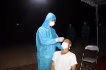 Lái xe được lấy mẫu test nhanh tại thành phố Móng Cái, Quảng Ninh. Ảnh: TTXVN phát