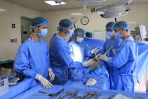 Một ngày thay khớp háng cho 3 người trên 80 tuổi bị ngã