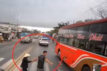 Giúp cụ già sang đường, tài xế có hành động đẹp