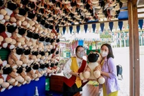 Du khách đến vui chơi ở Bà Nà Hills.