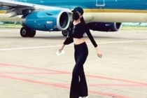 Máy bay đang kéo vào sân đỗ, nữ hành khách chạy ra múa để quay video