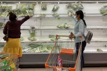 Hệ thống online, siêu thị quá tải khi hơn nửa chợ đóng cửa