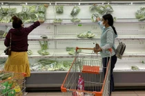 Hệ thống online, siêu thị quá tải khi hơn nửa chợ đóng cửa