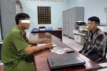 Đối tượng Kha Hoàng Lâm cùng tang vật tại cơ quan công an.