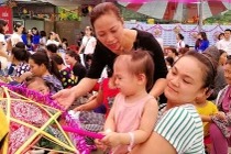 Chi đoàn trường Tiểu học Hoàng Hoa Thám tặng quà bệnh nhi nghèo dịp Trung thu