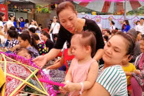 Chi đoàn trường Tiểu học Hoàng Hoa Thám tặng quà bệnh nhi nghèo dịp Trung thu