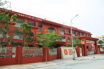 Cơm của học sinh có giòi, trường nói "lỗi tại mùa vụ"