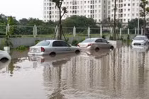 Hà Nội: Hàng loạt ô tô "chìm" trong dòng nước sau cơn mưa lớn