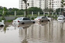 Hà Nội: Hàng loạt ô tô "chìm" trong dòng nước sau cơn mưa lớn