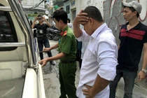 Vụ phó chánh án bị tố 'bắt' trẻ em: Trục xuất 2 người chiếm giữ nhà