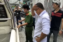 Vụ phó chánh án bị tố 'bắt' trẻ em: Trục xuất 2 người chiếm giữ nhà